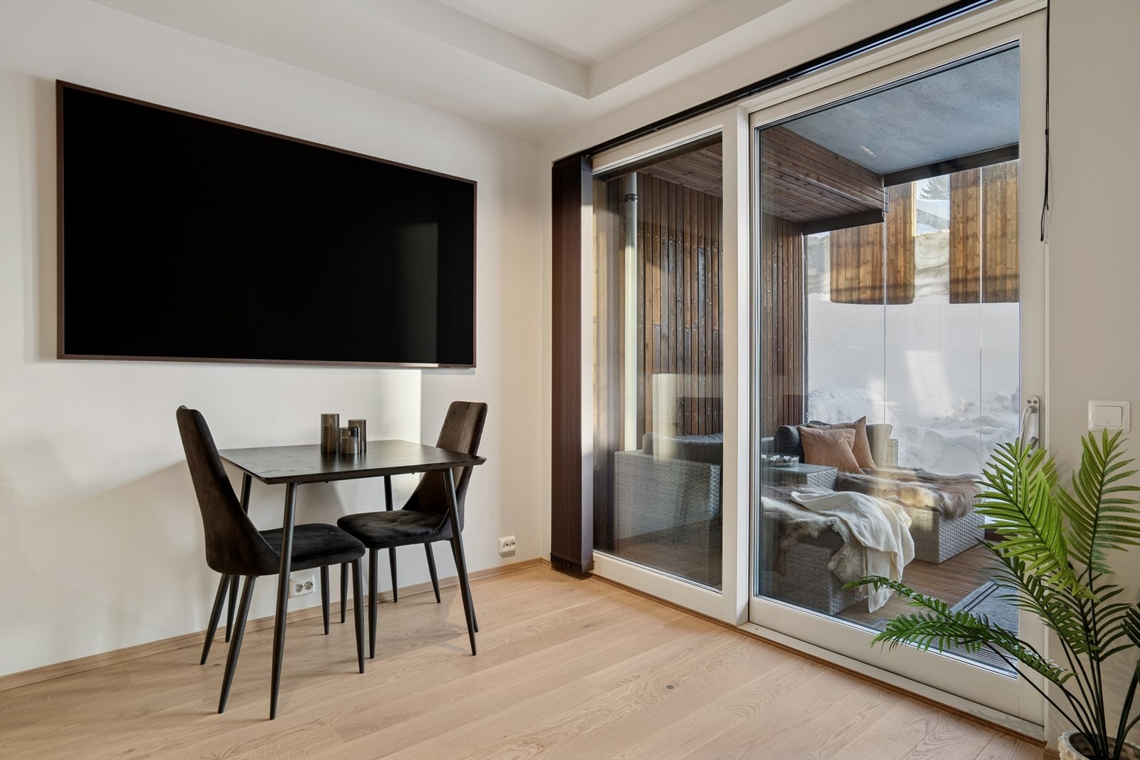 God plass til et stort spisebord. Galleribilde