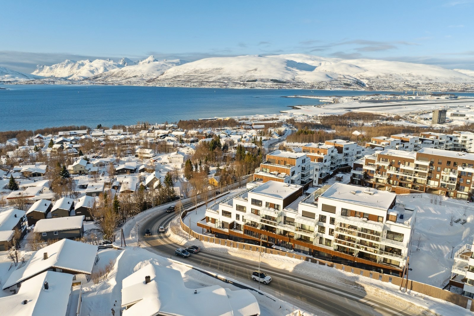 Attraktivt nærområde med kort avstand til Prestvannet og lysløype. Galleribilde