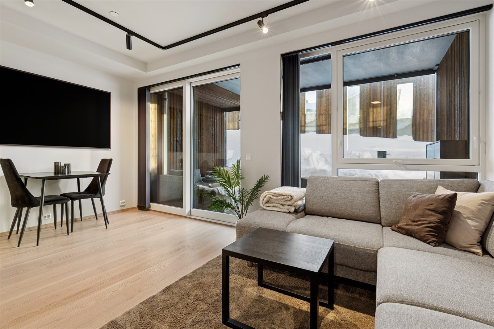 Flott stue med store vindusflater. Galleribilde