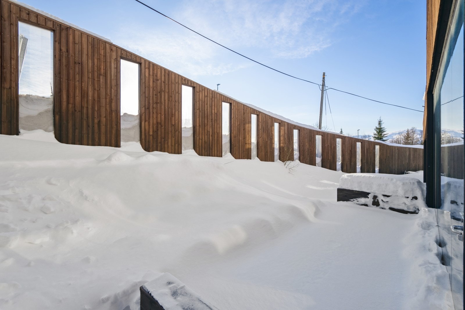 Innglasset del kan åpnes helt opp og flyter da naturlig over i terrassen utenfor. Galleribilde