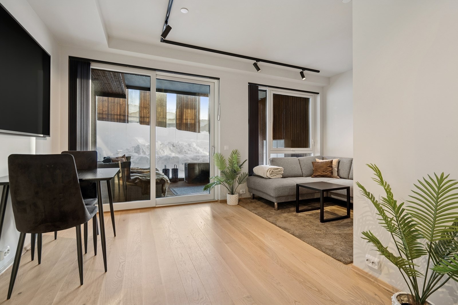 Stuen er malt i Jotun Tidløs, både tak og vegger, med enstavs parkett og vannbåren varme i gulvet. Galleribilde