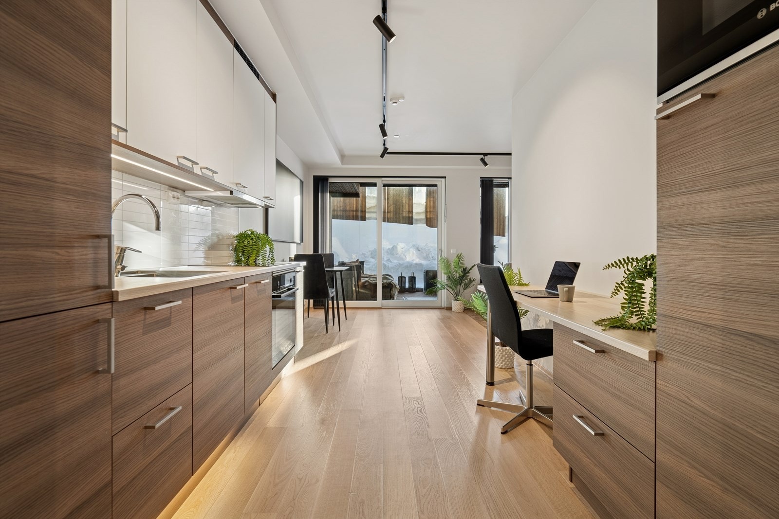 Utgang til innglasset terrasse Galleribilde