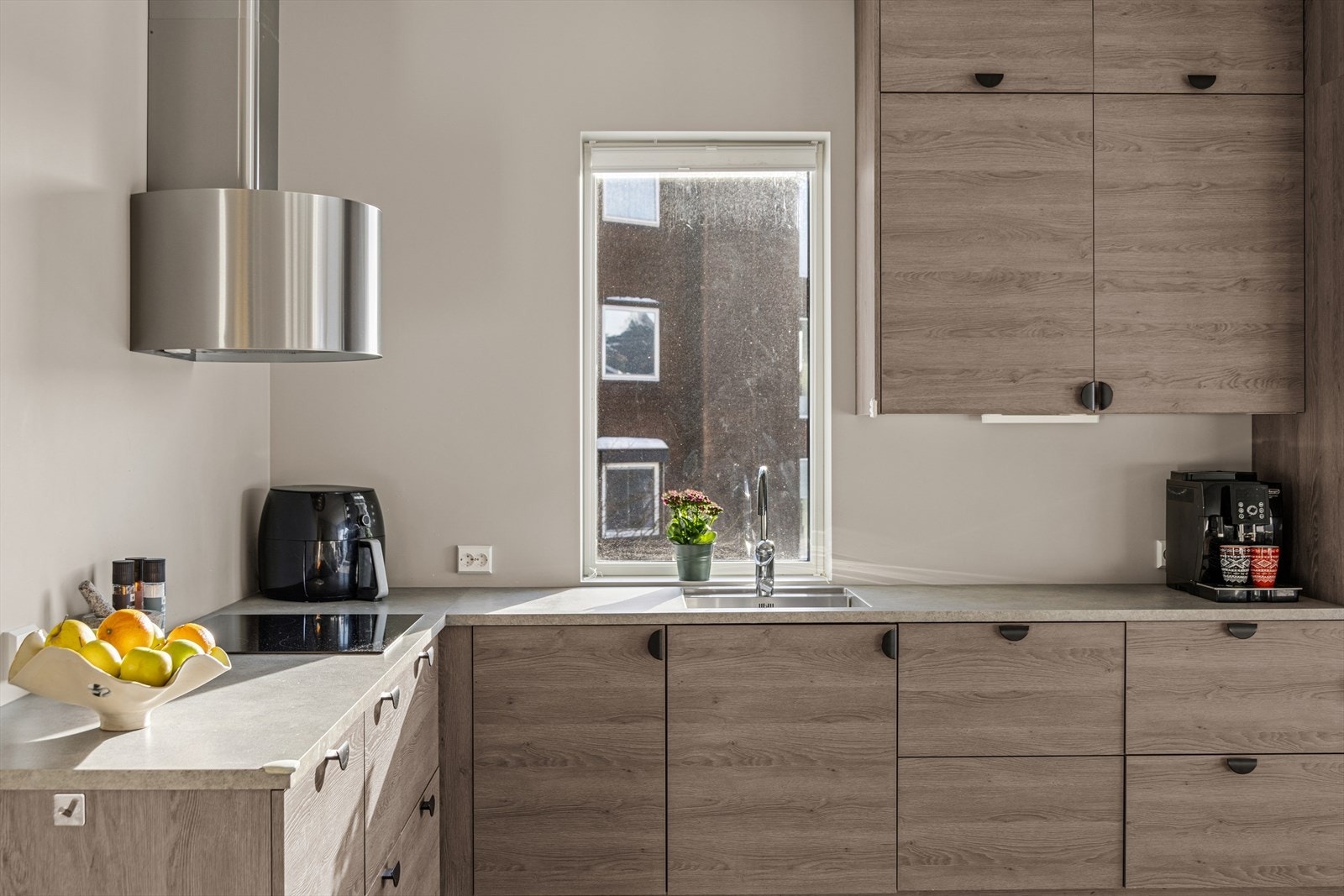 Benkeplaten er utstyrt med kjøkkenkran og oppvaskkum. Galleribilde