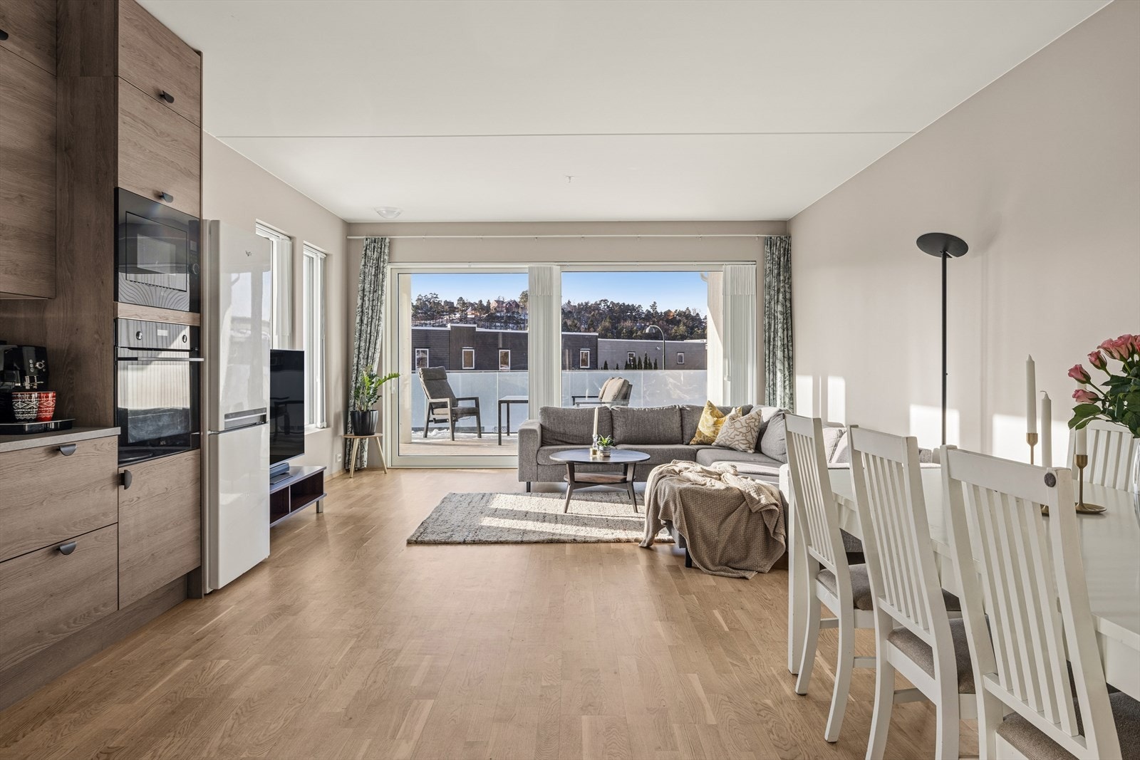 Store vindusflater gir rikelig med naturlig lys i stuen. Galleribilde