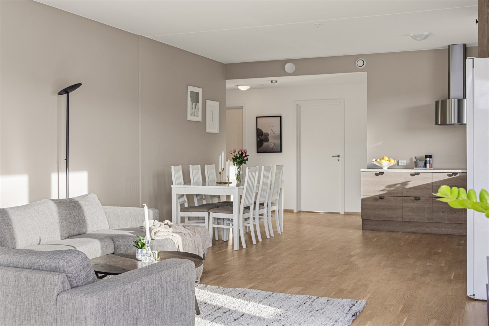 Åpen løsning mellom stue og kjøkken gir en sosial ramme når du lager mat for familie og gjester. Galleribilde