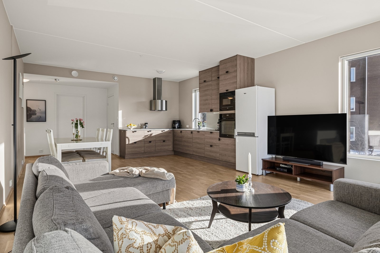 Oppholdsrommets utforming gir gode muligheter for naturlig soneinndeling, med plass til både sofagruppe, TV-løsning og spisebord. Galleribilde