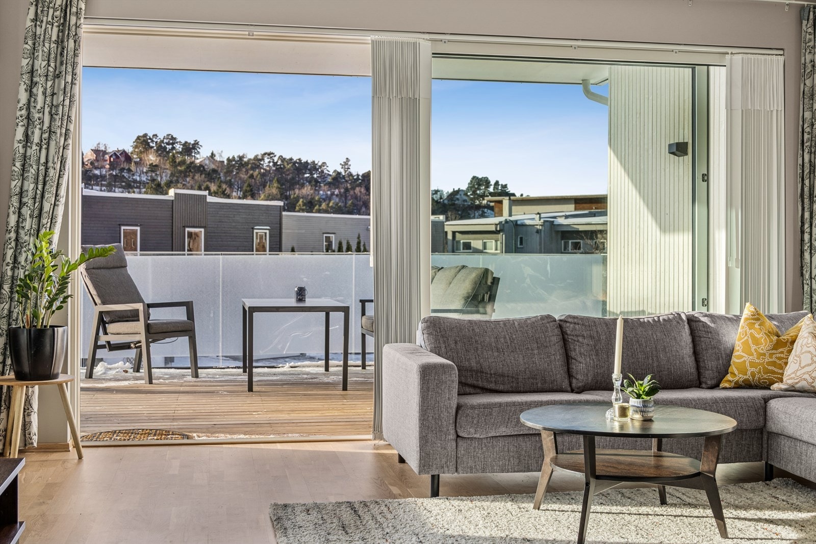 Balkongen er lett tilgjengelig fra stuen, og gir mulighet for utendørs avslapning i hyggelige omgivelser. Galleribilde