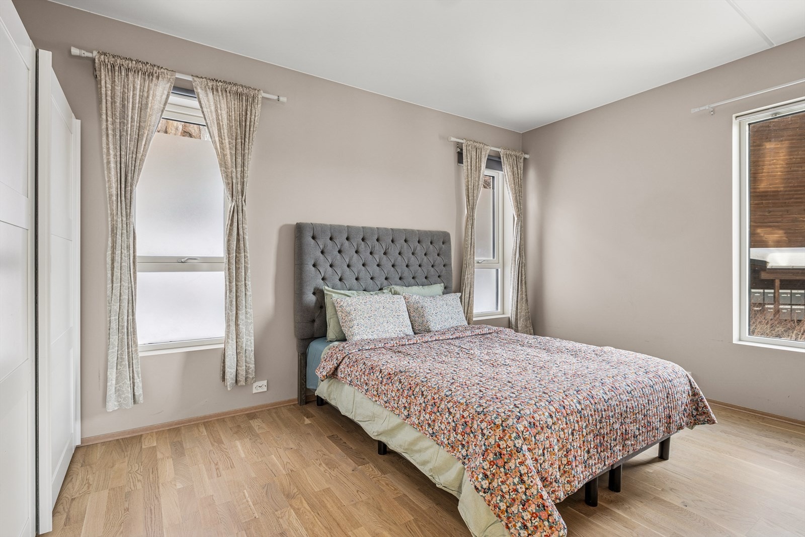 Leiligheten har tre gode soverom med fine innredningsmuligheter. Galleribilde