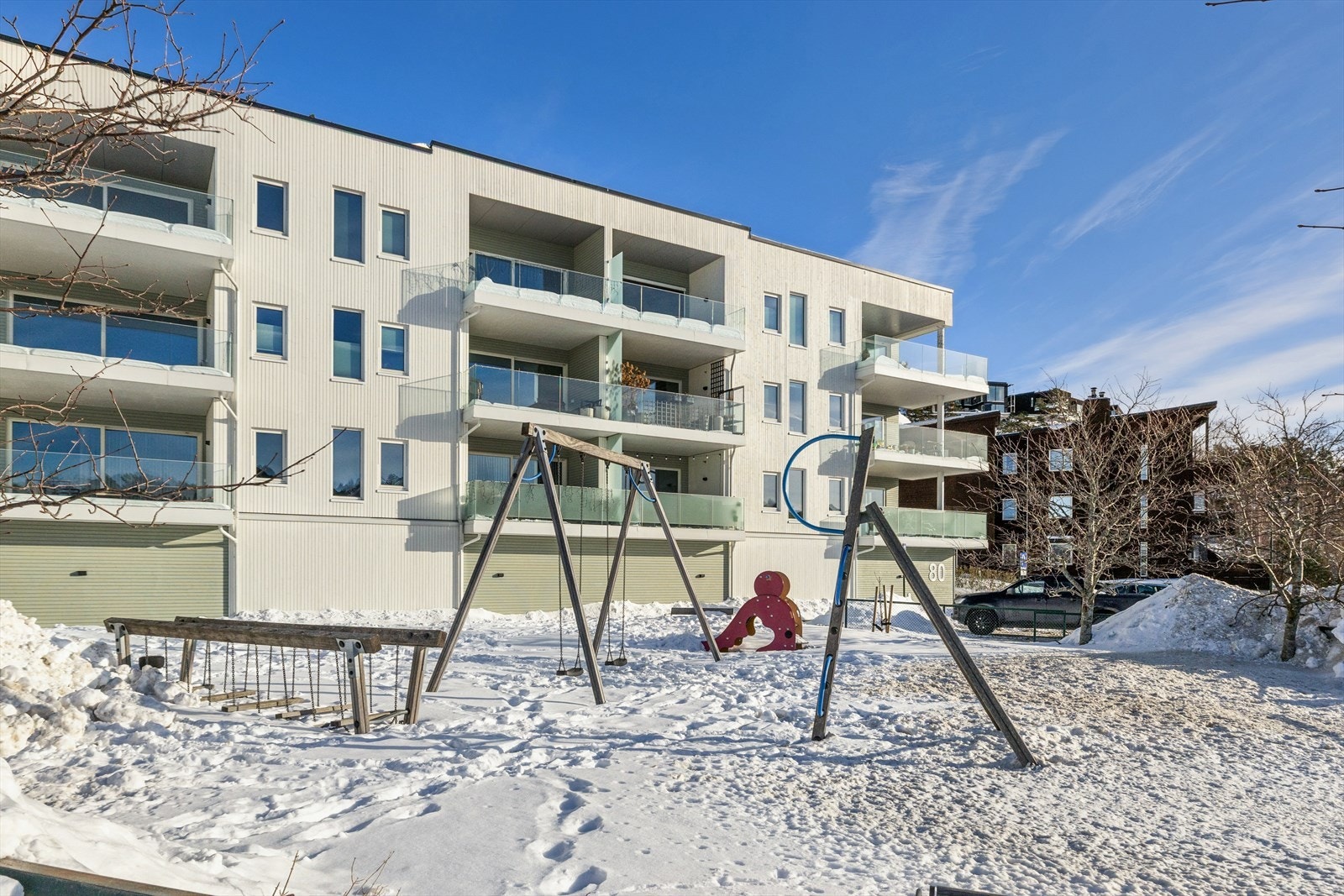 Tomten er godt opparbeidet med pene utearealer, inkludert belegningsstein, variert beplantning og asfalterte gangsoner. Galleribilde