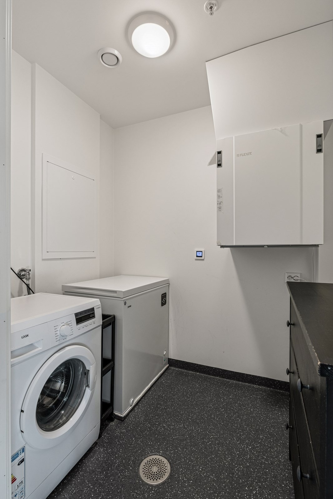 Fra badet er det adkomst til et praktisk vaskerom med malte vegger og opplegg for vaskemaskin. Galleribilde