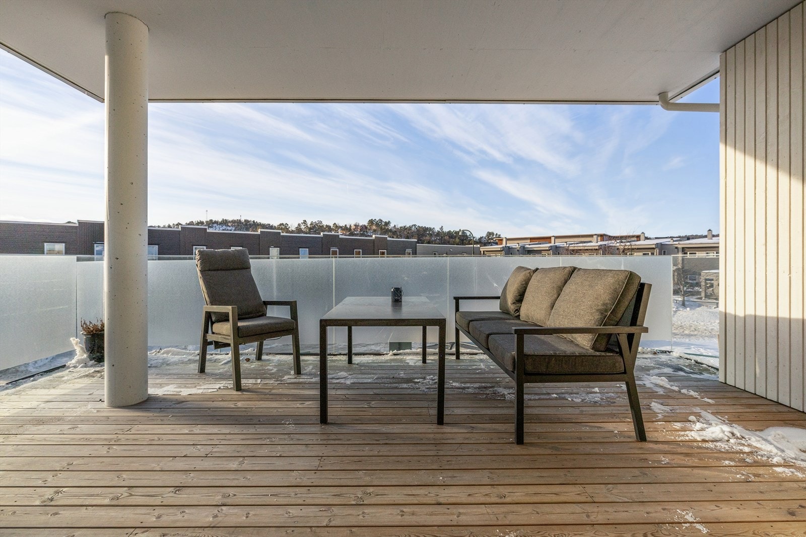 Utgang til stor og solrik balkong på ca. 21 m², med plass til fine sitte- og oppholdssoner. Galleribilde