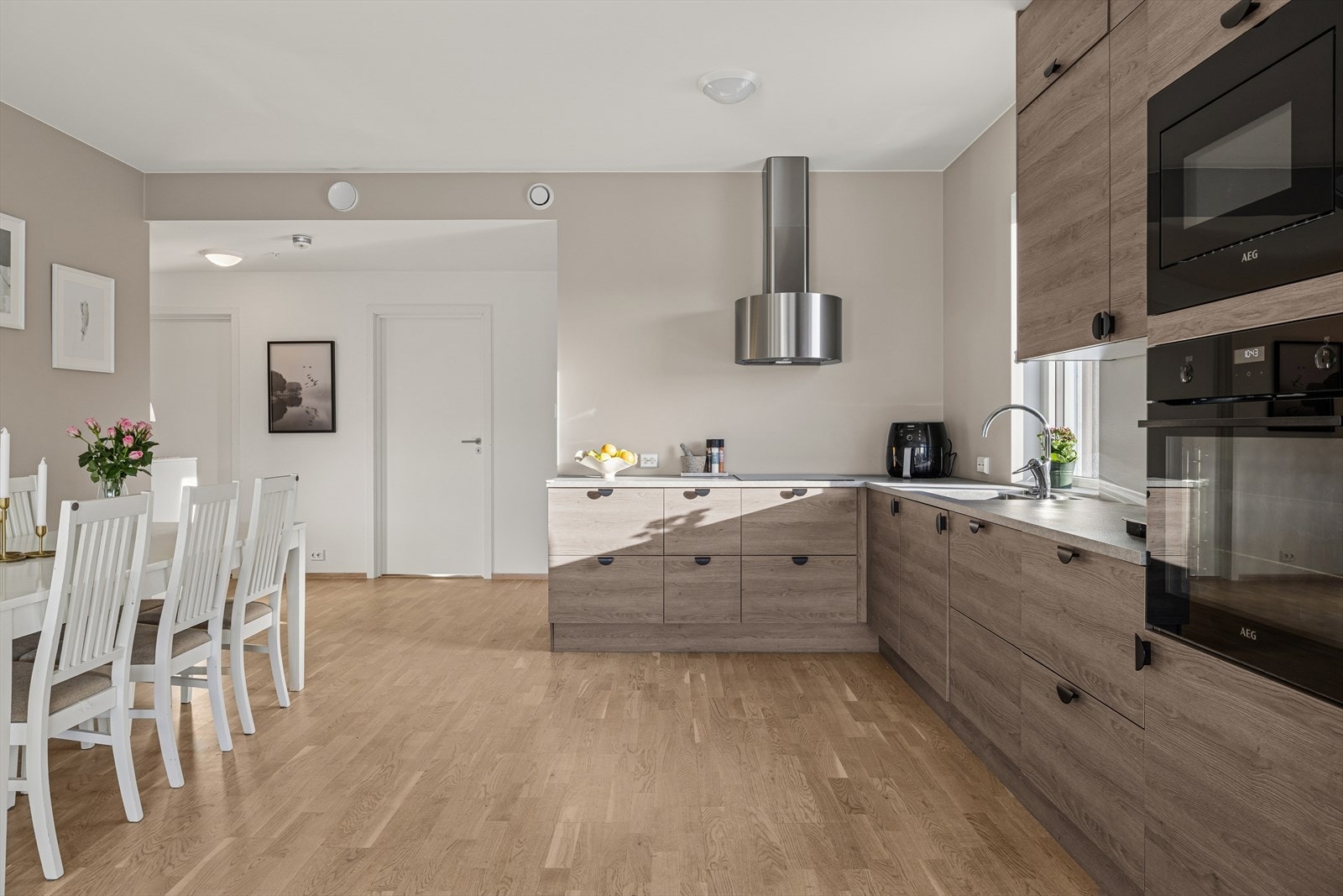 Det er rikelig med lagringsplass i både skap og skuffer. Galleribilde