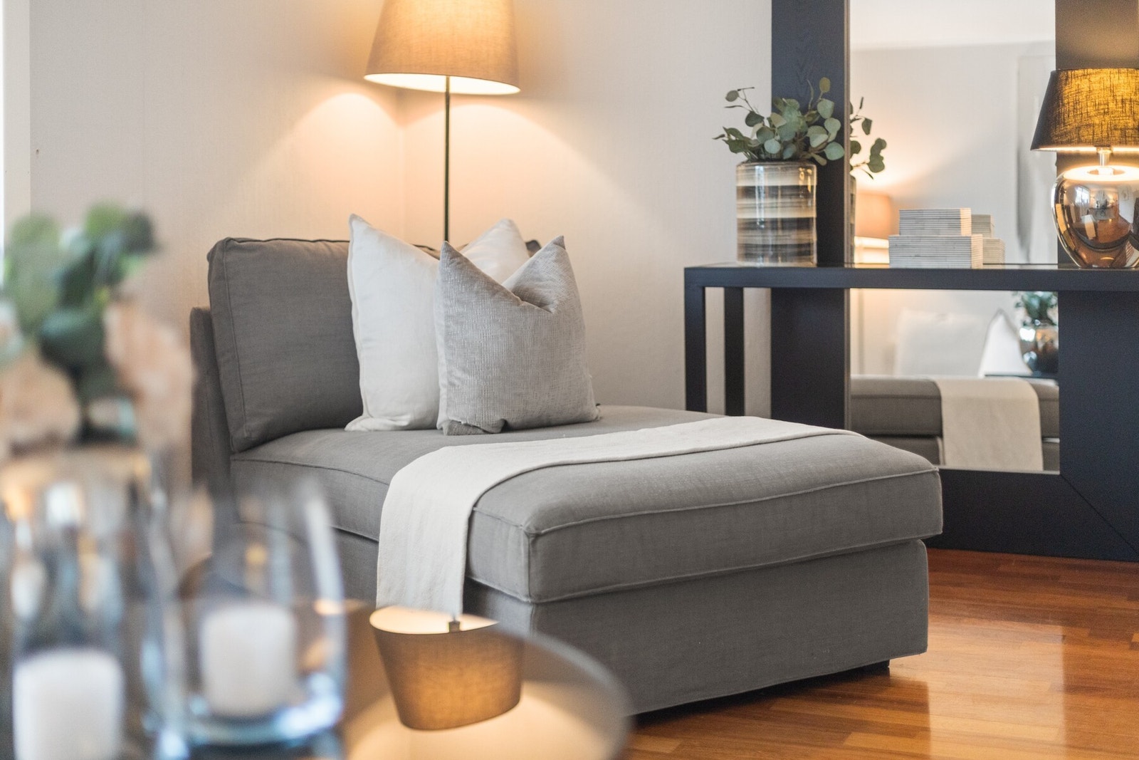 Stuen har plass til flere sittegrupper Galleribilde