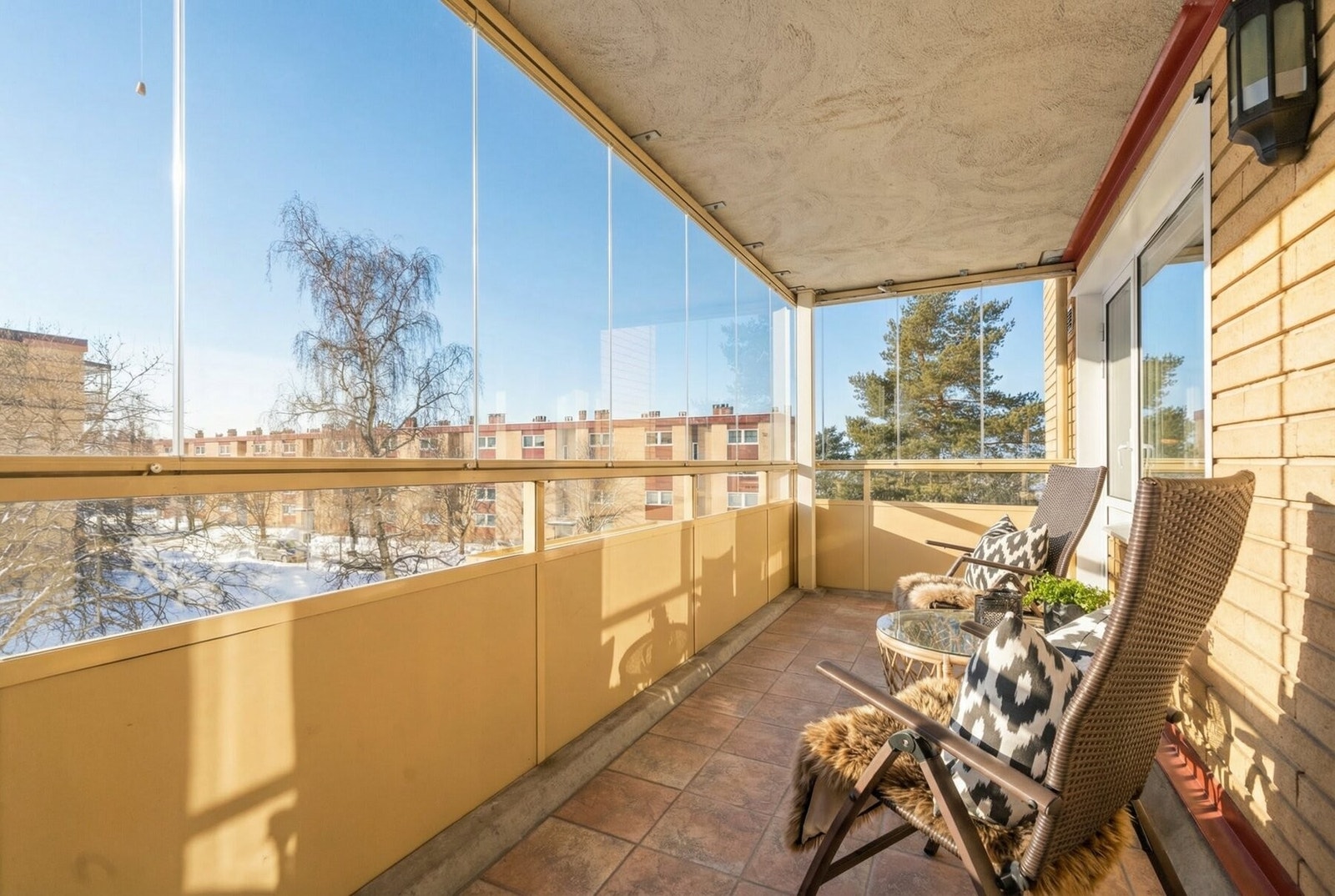 Den store innglassede balkongen brukes som en forlengelse av stuen store deler av året. Galleribilde