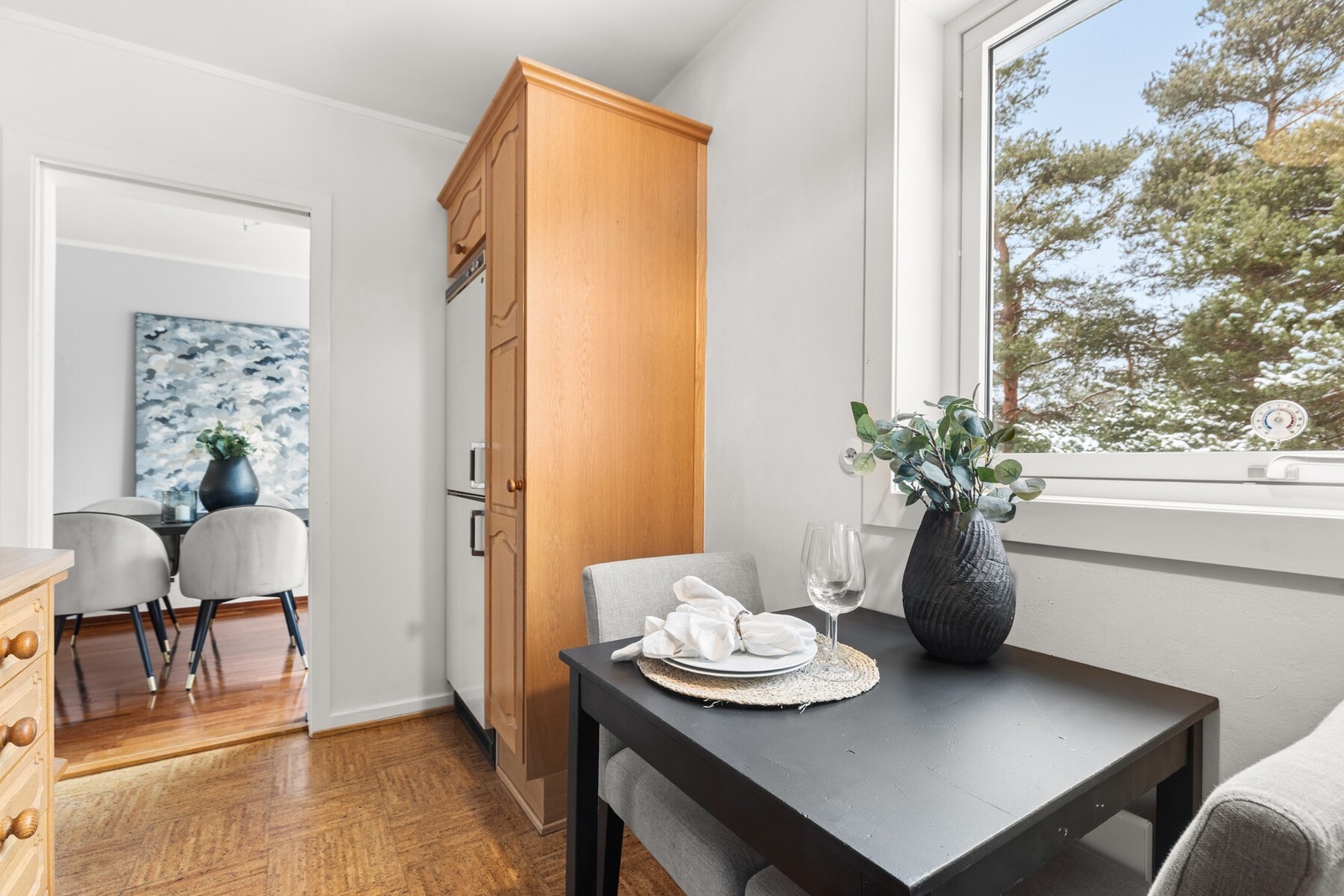 Kjøkken med hyggelig spiseplass mot skogholt. Galleribilde