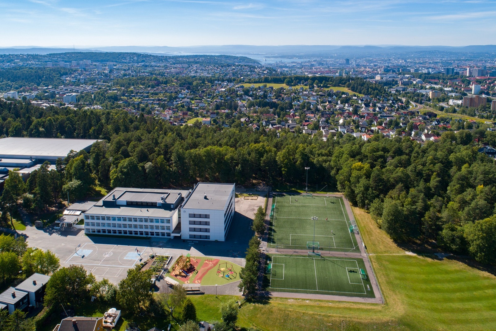 GFodlia skole med idrettsbane Galleribilde