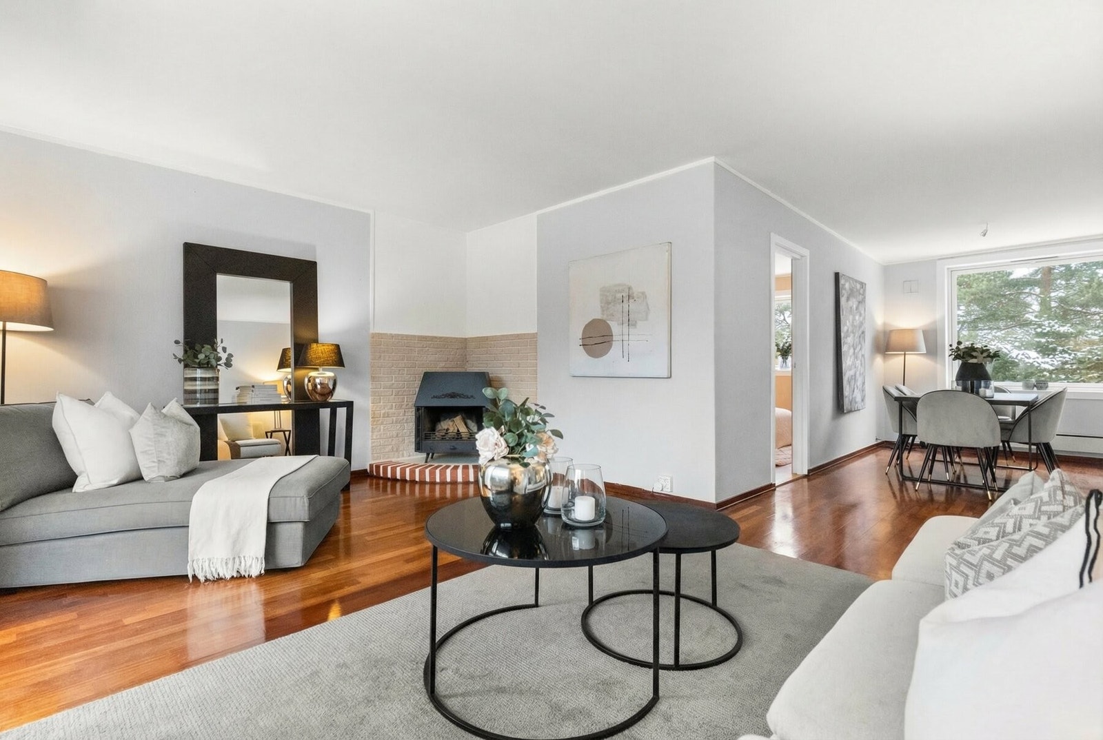 Stuen har peis men selger har tette pipeløpet. Antatt mulig å åpne. Galleribilde