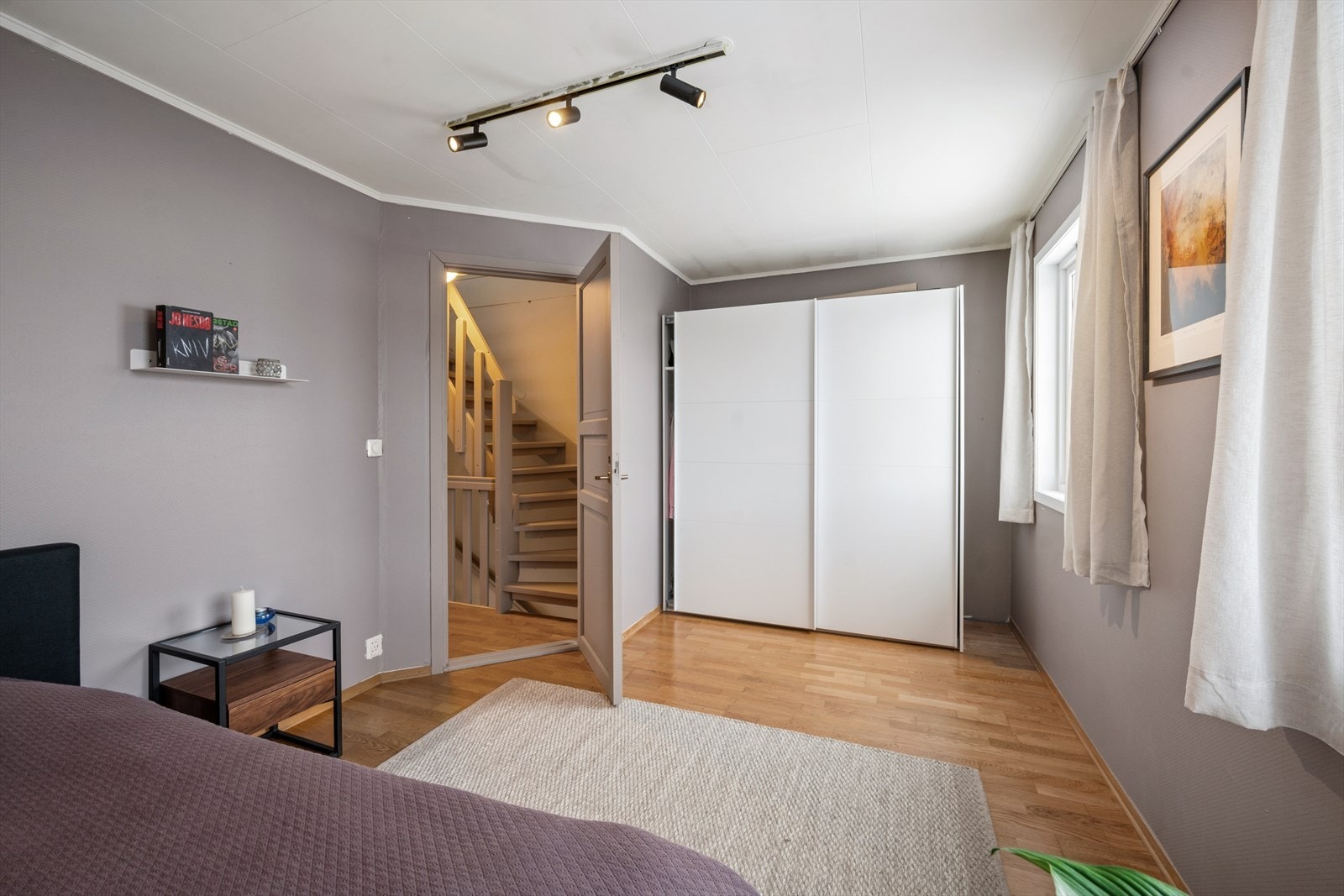 I andre etasje finner man to romslige soverom og bad/wc/vaskerom. Galleribilde