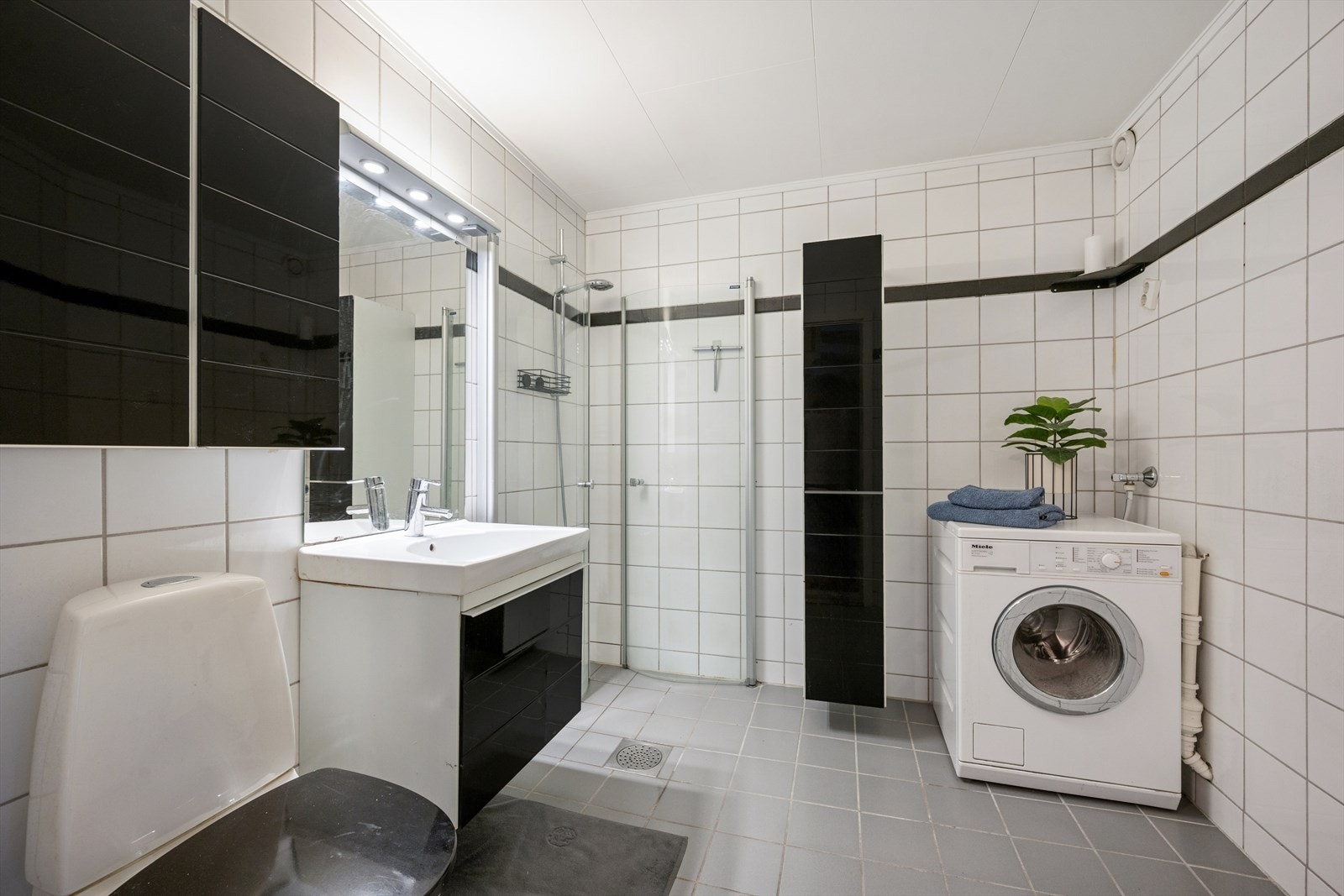 Baderom i andre etasje. Badet er flislagt med varmekabler. Her er det også opplegg for vaskemaskin og tørketrommel. Galleribilde