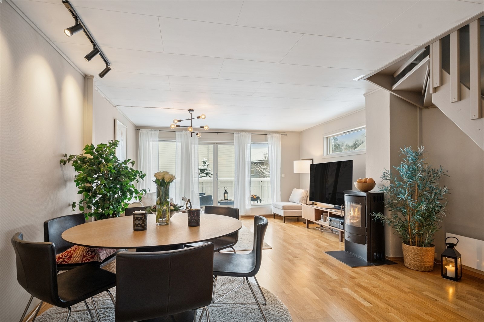 Stuen er malt i lyse tidsriktige farger og det er godt med naturlig lys fra store vindusflater. Galleribilde