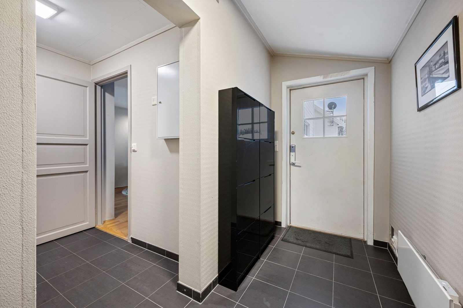 Lys og innbydende entré/gang med gode oppbevaringsmuligheter. Galleribilde