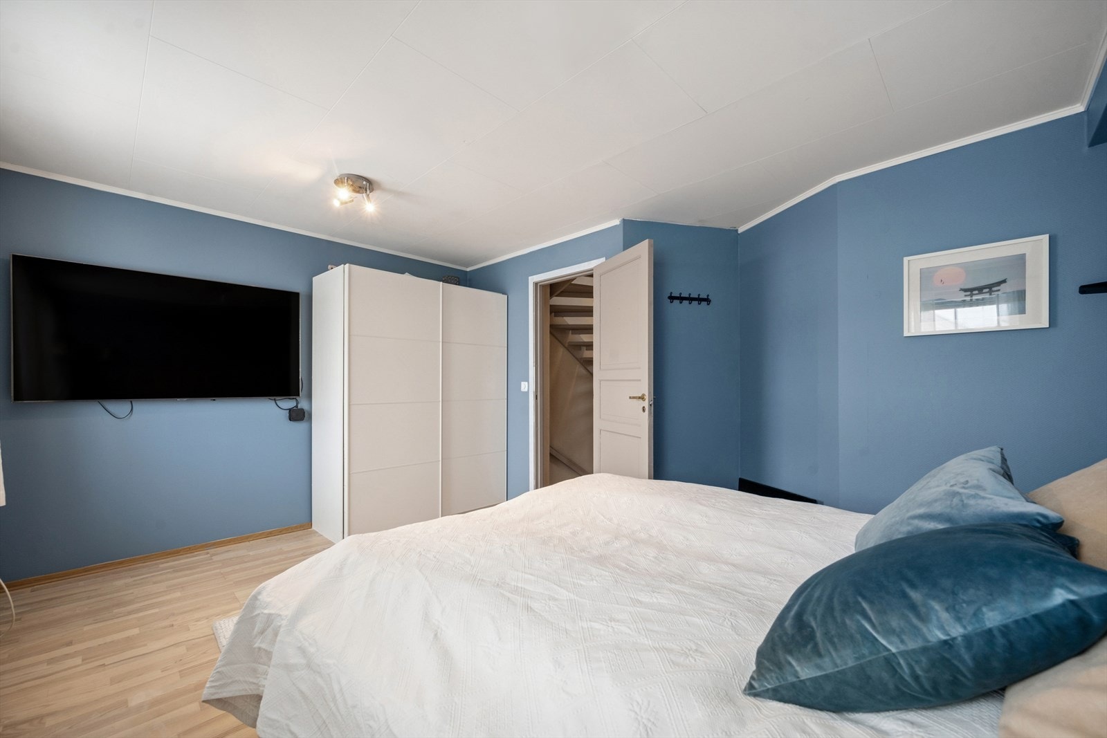 Opprinnelig hadde boligen tre soverom og i dette rommet har man fjernet en lettvegg og etablert et stor soverom. Dette kan enkelt tilbakestilles hvis det er behov for totalt tre soverom. Galleribilde