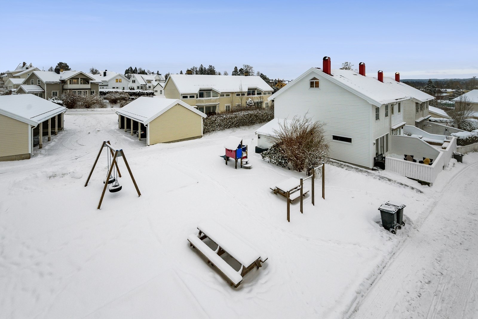 Boligen har en fin internbeliggenhet på feltet og grenser til friområdet. Galleribilde