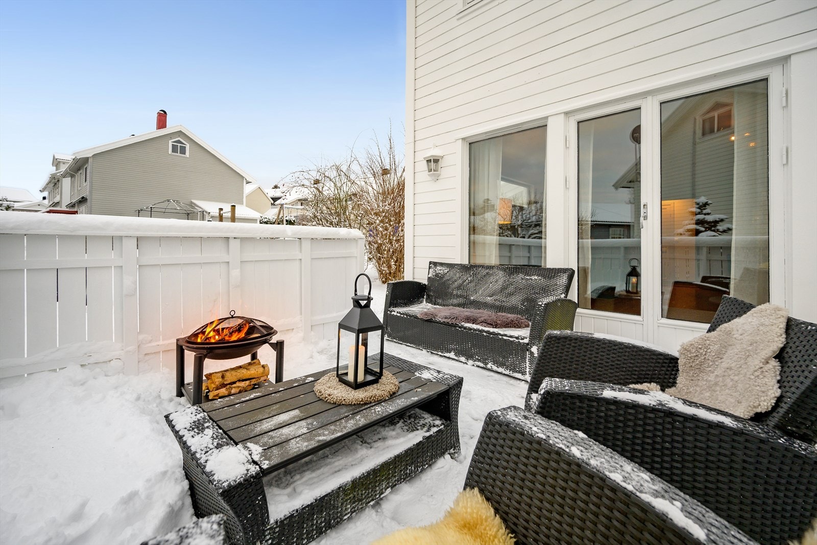 Terrassen er sydvestvendt og her er det god plass for møblering av hagemøbler og grill! Galleribilde