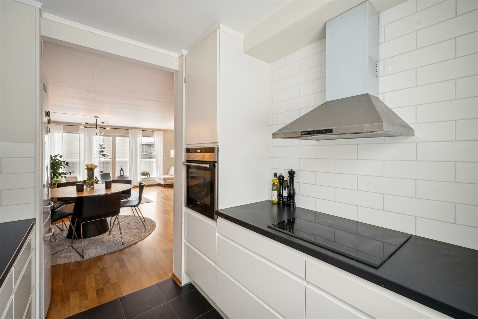 Lyst og innbydende kjøkken med klassiske, hvite fronter som gir et tidløst uttrykk. kjøkkeninnredningen er fra 2015. Galleribilde