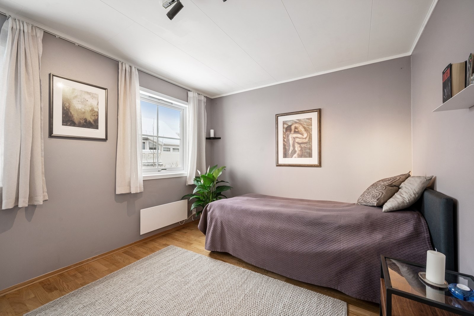 Dette soverommet har svært god plass for stor seng og garderobe og dette soverommet har opprinnelig vært hovedsoverommet. Galleribilde