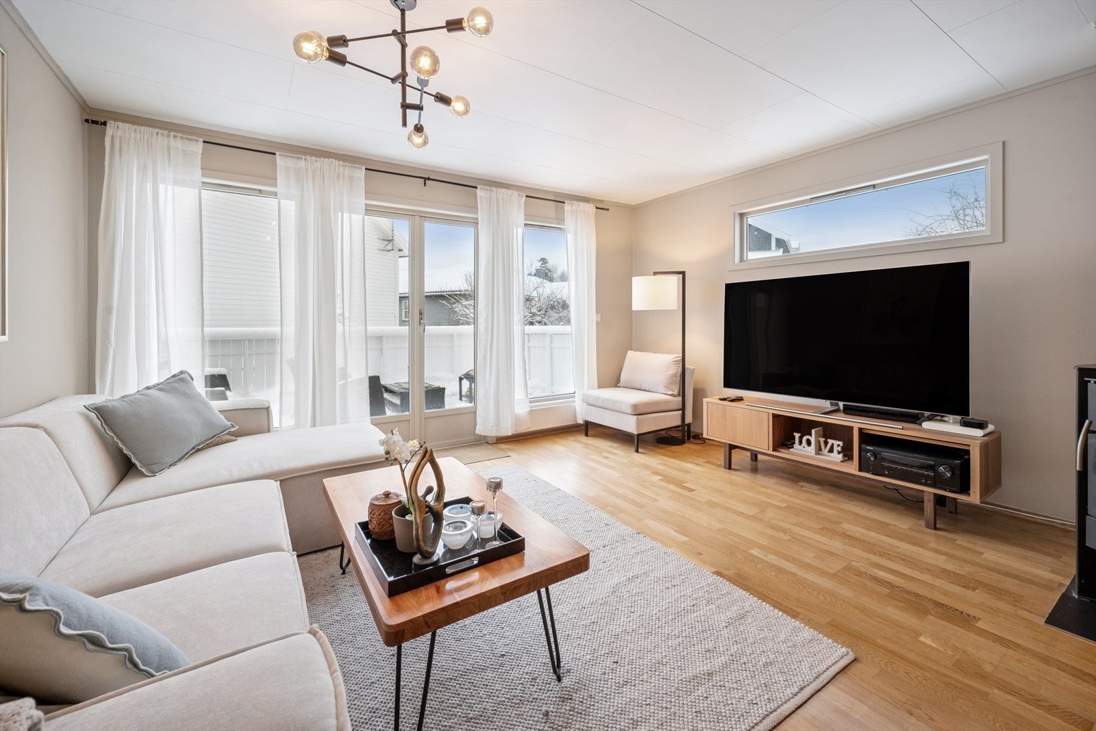 Fra stuen er det direkte adkomst ut til terrasse på ca. 23 kvm. Galleribilde