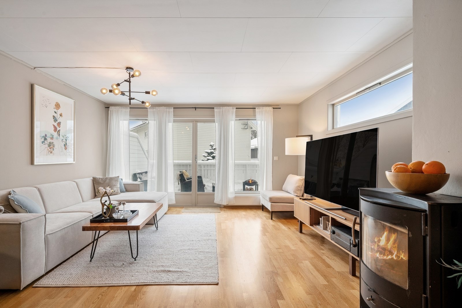 I stuen er det installert peisovn som gir god og lun varme på kalde vinterdager! Galleribilde