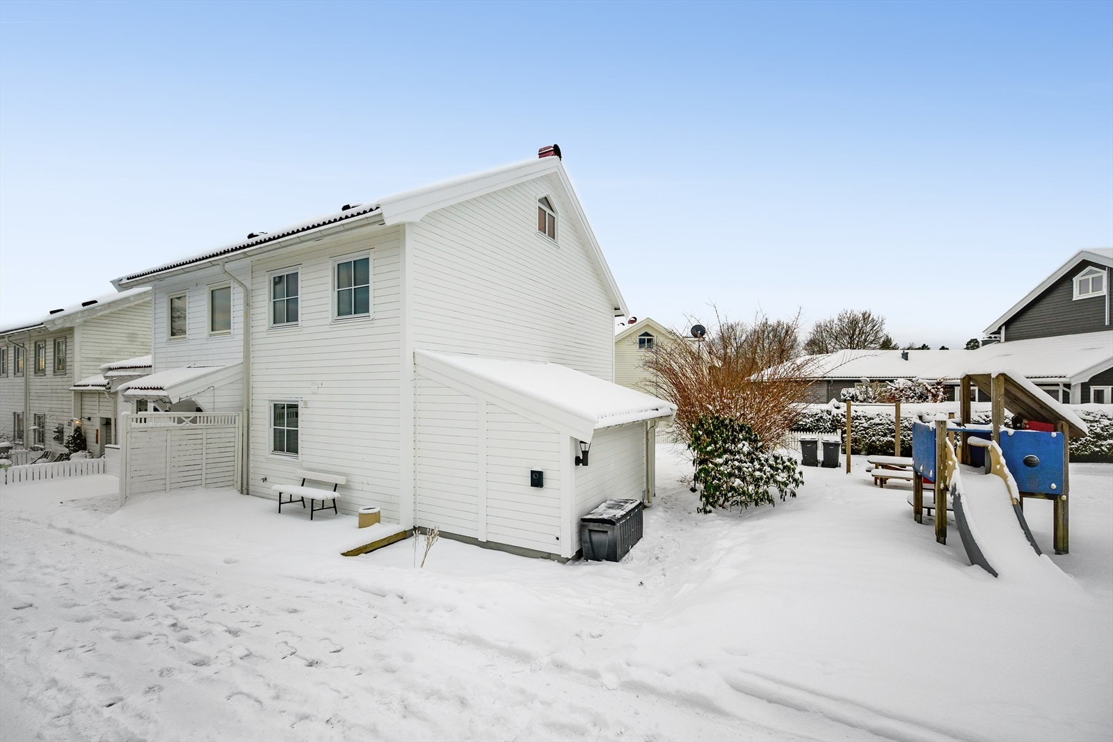 Boligen har terrasse på to sider. Så her kan man nyte på morgensolen og ettermiddag/kveldssolen. Galleribilde