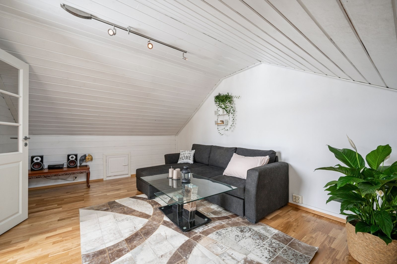 Et slikt rom passer perfekt som en ekstra stue for barna og ungdommen i huset. Det er lagringsmuligheter i knevegg. Galleribilde