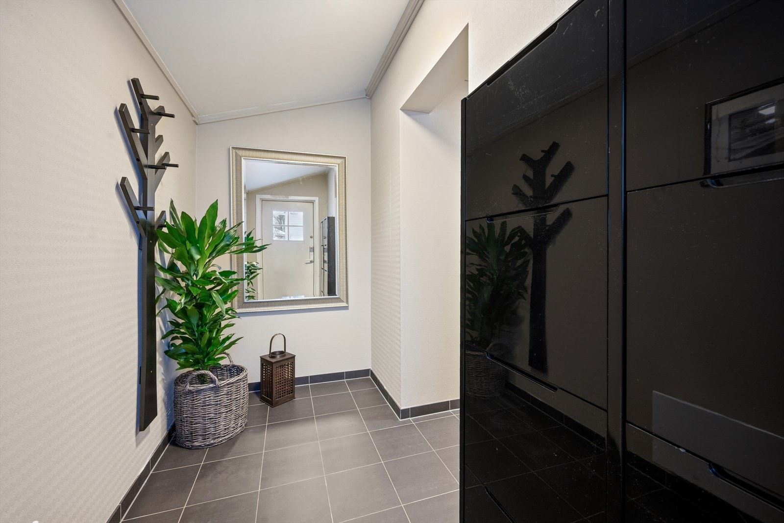 Boligen har en romslig entré med god plass til yttertøy og sko. Stilrent flislagt gulv med varmekabler- noe som er praktisk for vått fottøy! Galleribilde