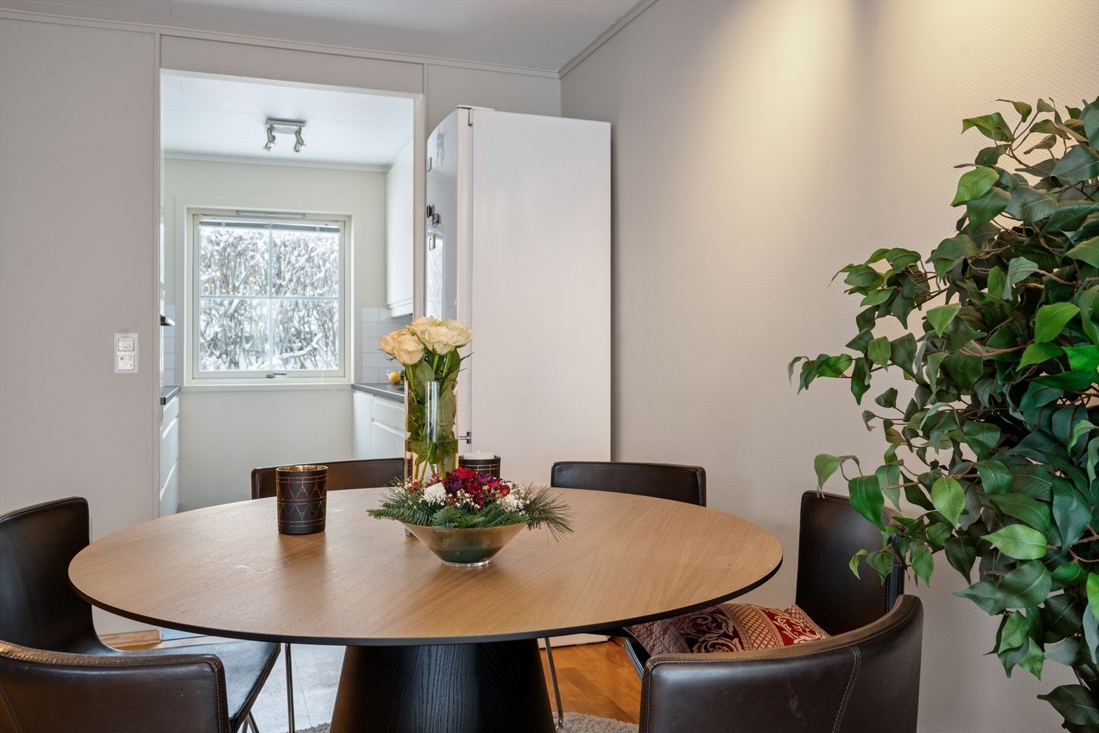 I tilknytting til kjøkkenet er det plass for spisebord. Galleribilde