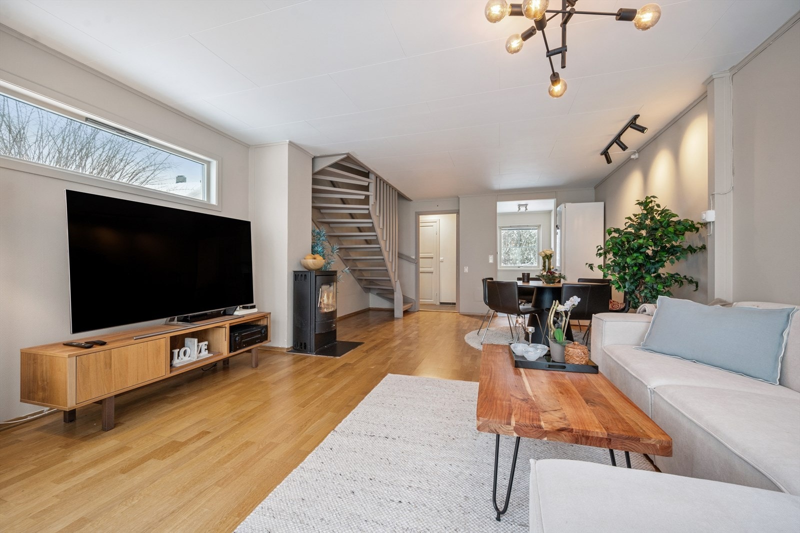 I stuen er det også takhøyt vindu som slipper godt med naturlig lys inn i boligen uten at man får innsyn til stuen. Galleribilde