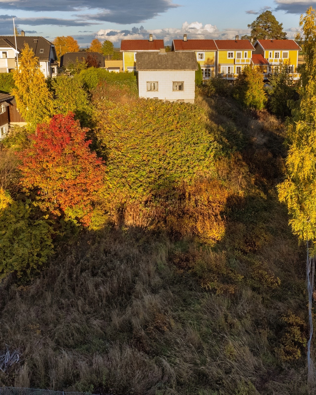 Området er rolig. Det er gangavstand til både barnehage, skoler for alle trinn, samt en rekke butikker og servicetilbud. Galleribilde