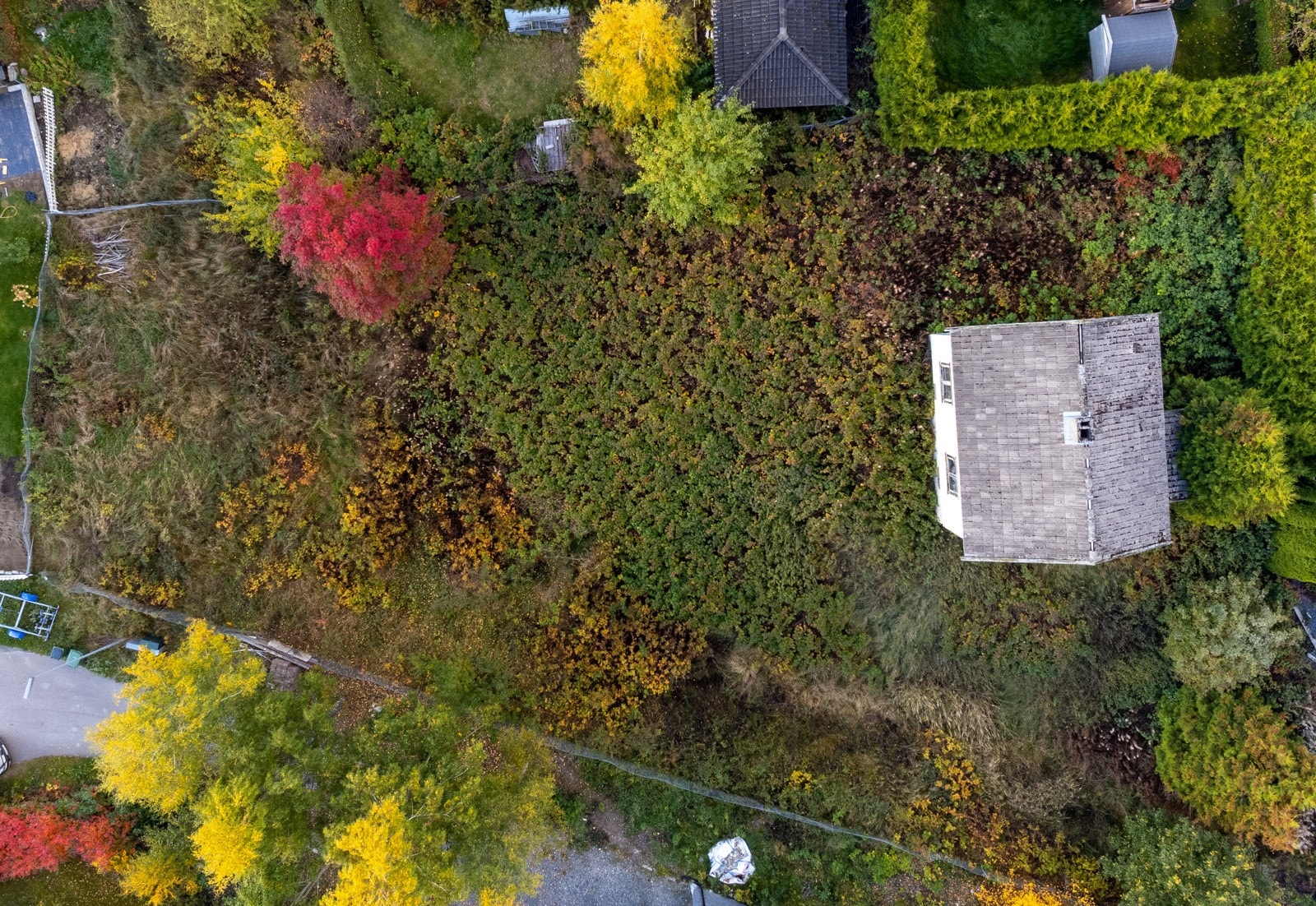 Det er videre kort vei til togstasjonen. Dette gjør pendling mot både Lillestrøm, Oslo eller i retning Kongsvinger enkelt. Galleribilde
