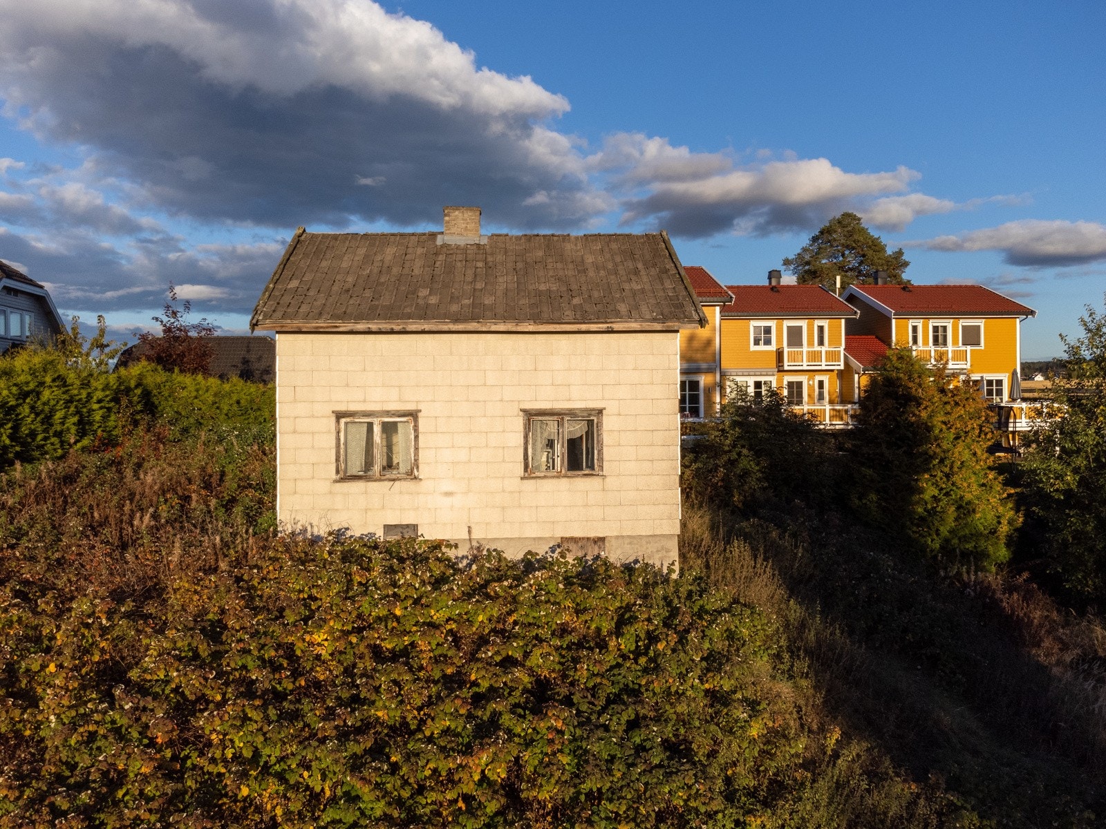 På tomten står det per i dag en liten, eldre enebolig. Boligen har ved tidligere ramme (utløpt) vært godkjent for riving. Det presiseres at det må søkes på nytt. Galleribilde