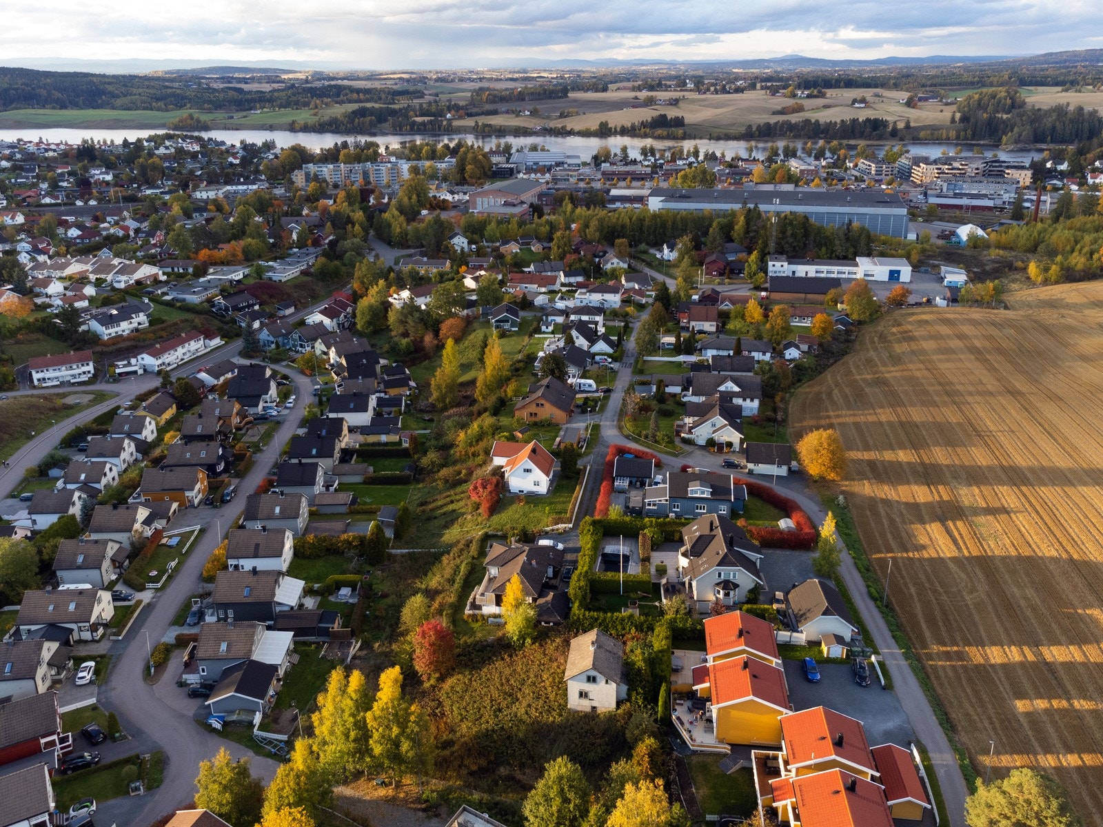 Dagligvarehandelen kan blant annet gjøres på Rema 1000 Sennerudtoppen, en nyere butikk med godt utvalg. Galleribilde
