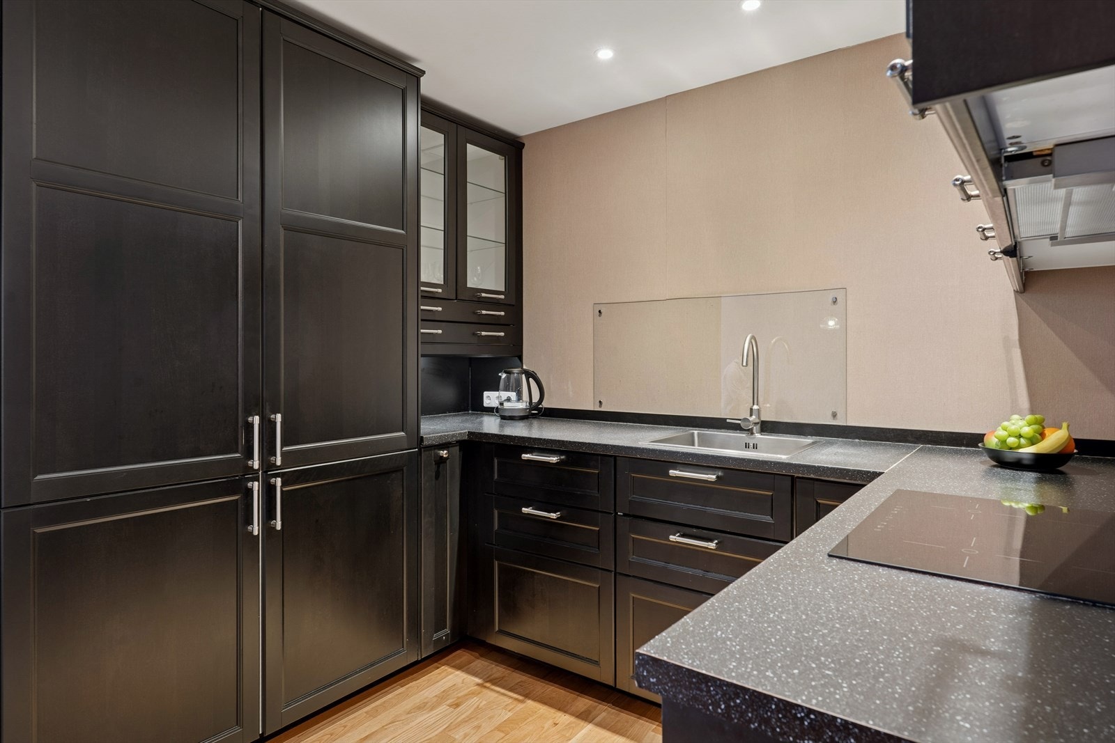 De integrerte hvitevarene gir et helhetlig og eksklusivt uttrykk. Galleribilde