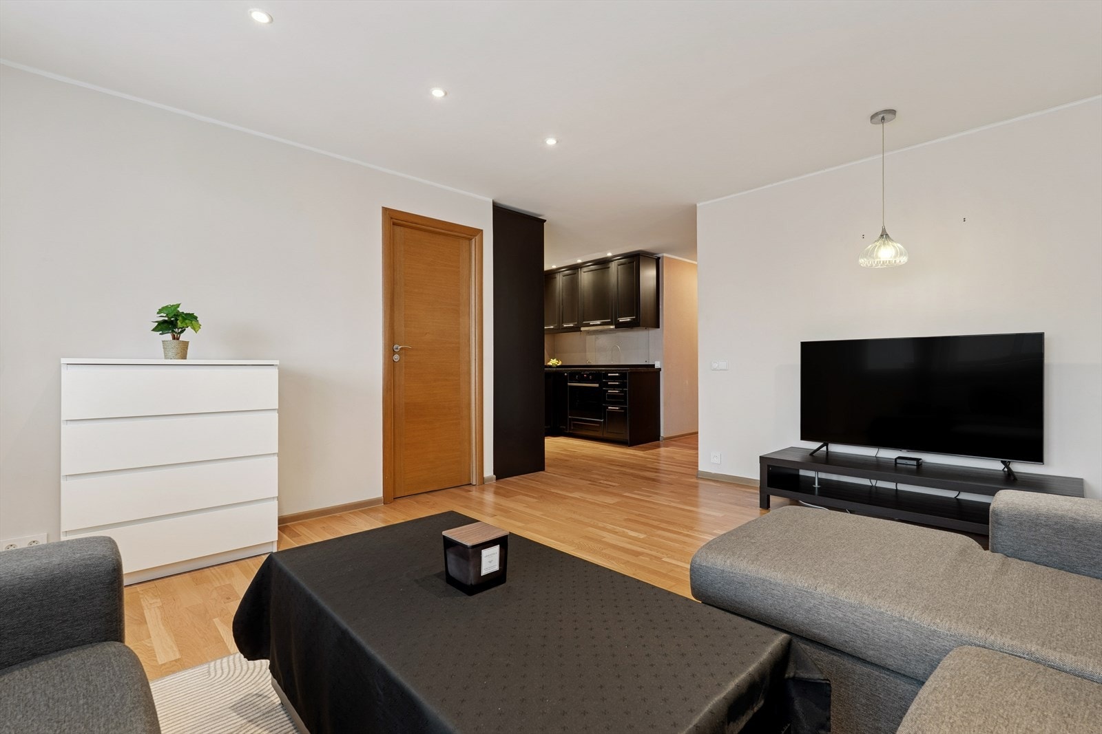 Romslig stue som fungerer som det perfekte samlingspunktet for familie og venner! Galleribilde