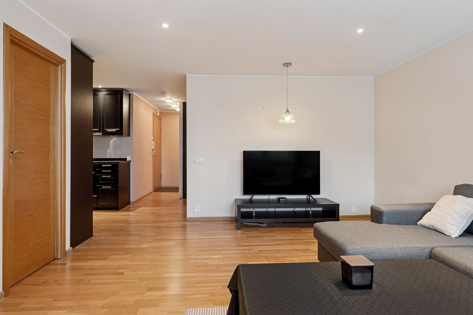 Lys og innbydende stue med god plass til sittegruppe, og åpen løsning mot det stilrene kjøkkenet. Galleribilde