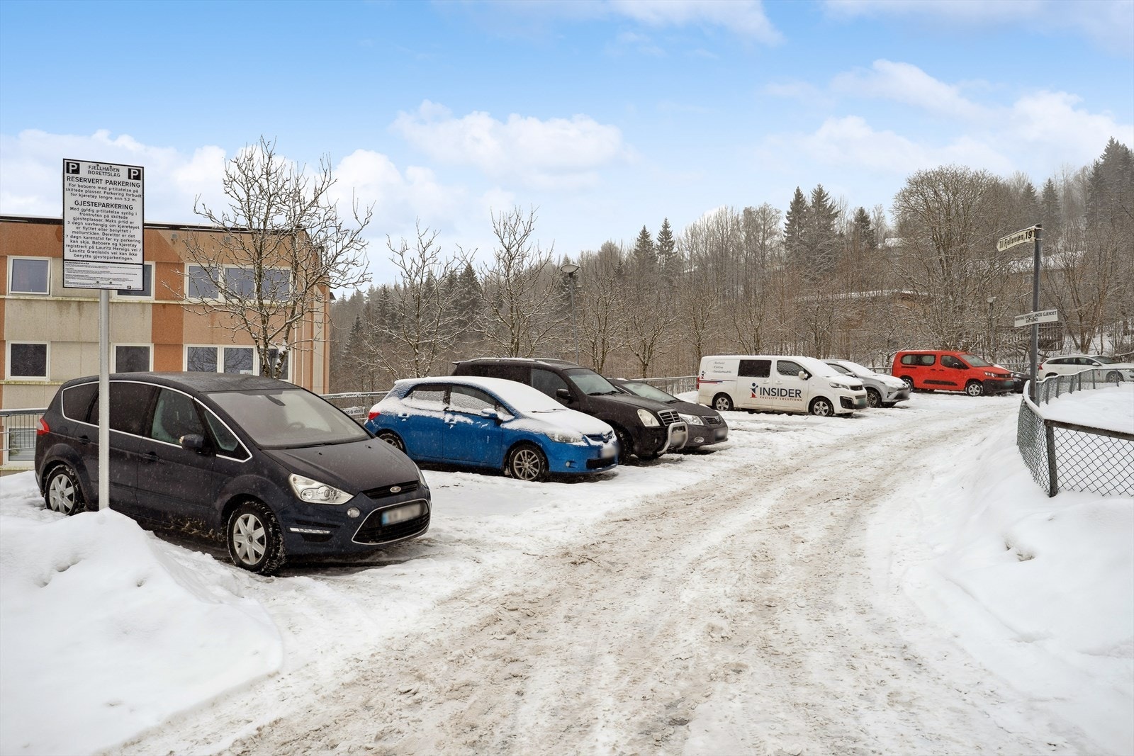 Det blir tildelt én merket p-plass pr. leilighet for de som har bil og førerkort. Galleribilde