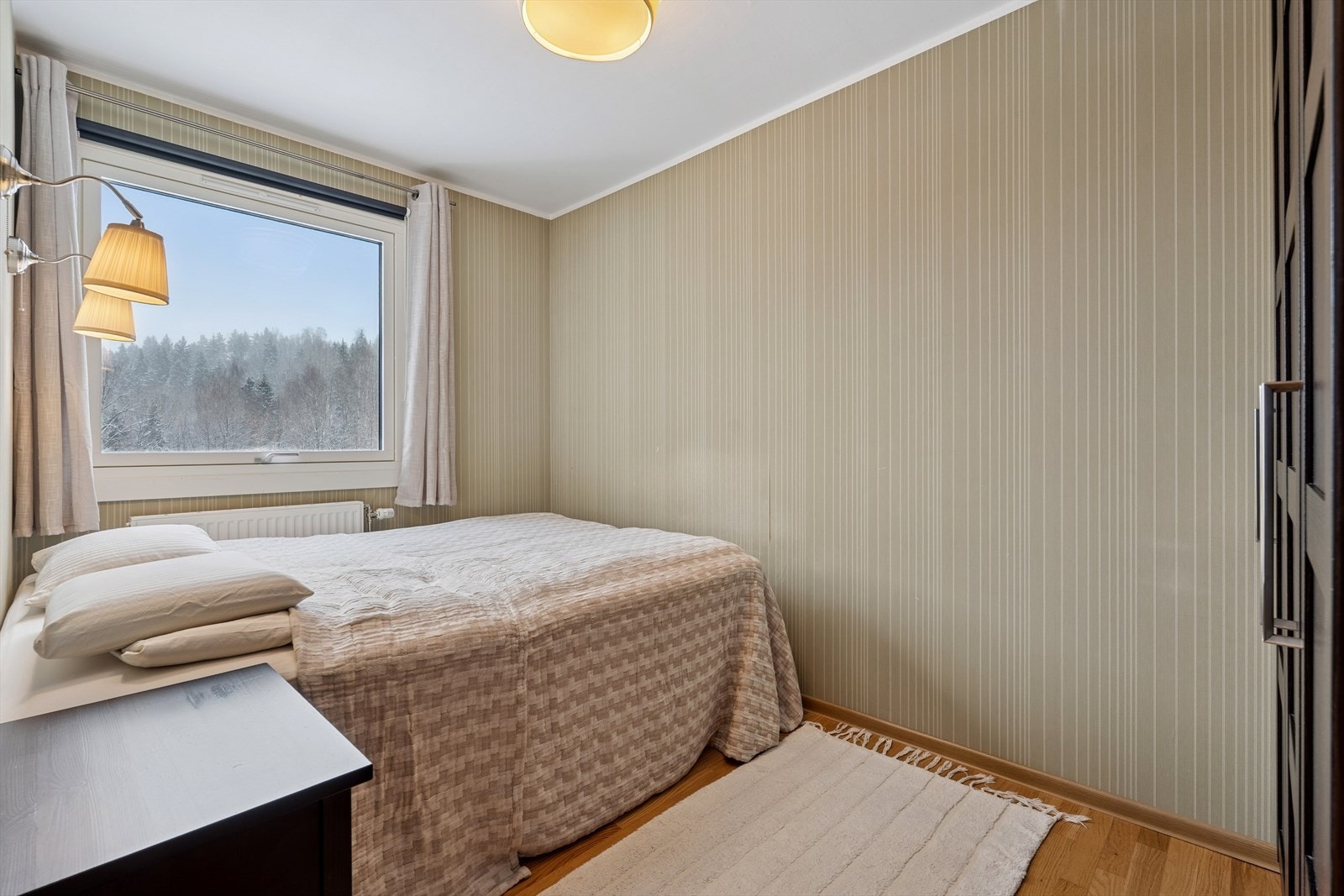 Lyst og behagelig soverom med god plass til dobbeltseng og garderobeskap. Galleribilde