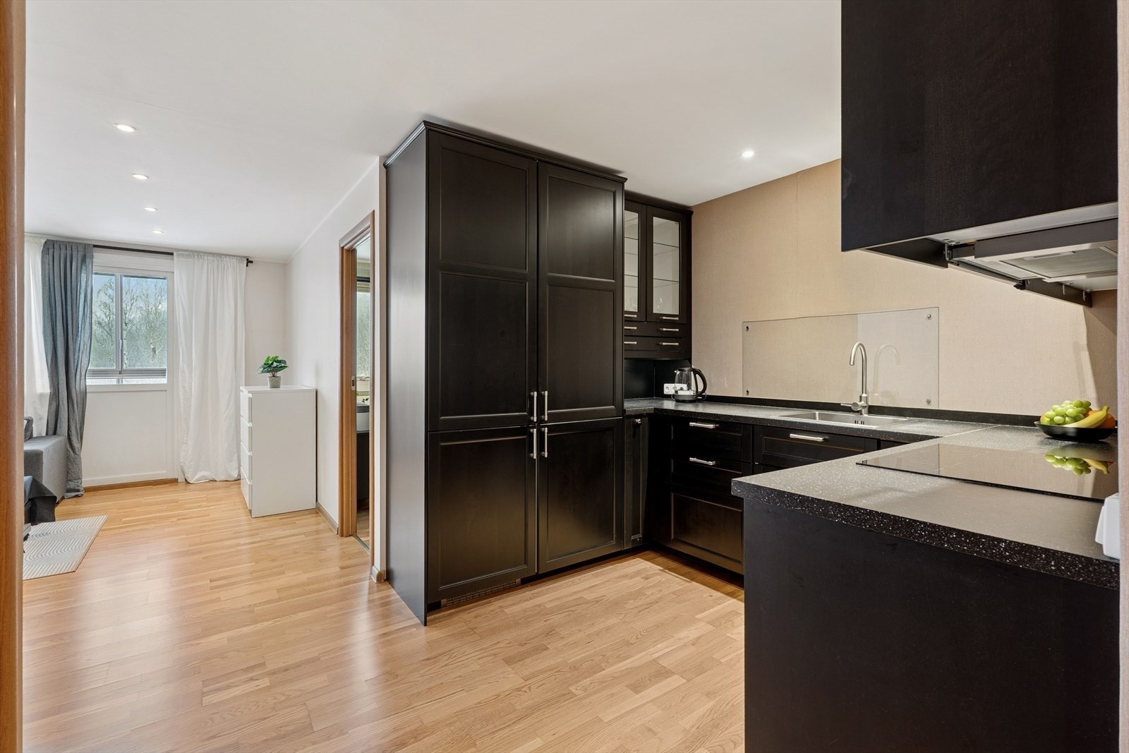 Åpen løsning mot stue gir en luftig og innbydende atmosfære. Galleribilde