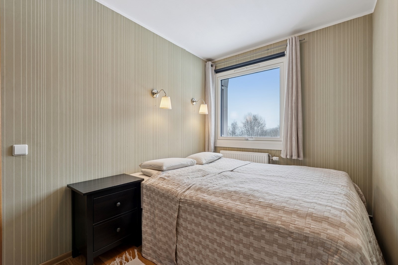 Det store vinduet gir flott utsyn og sørger for naturlig lysinnslipp gjennom dagen. Galleribilde