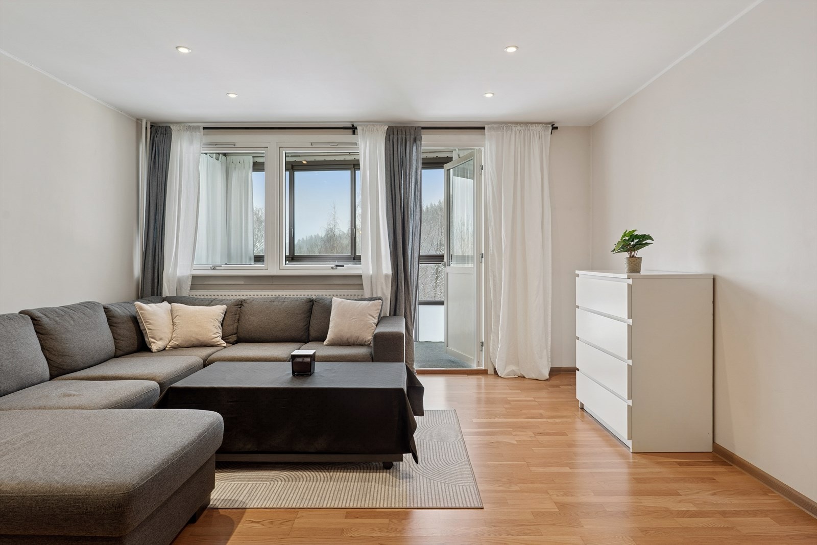 Fra stuen har du direkte tilgang til en romslig, innglasset balkong som forlenger oppholdsrommet og kan brukes året rundt. Galleribilde