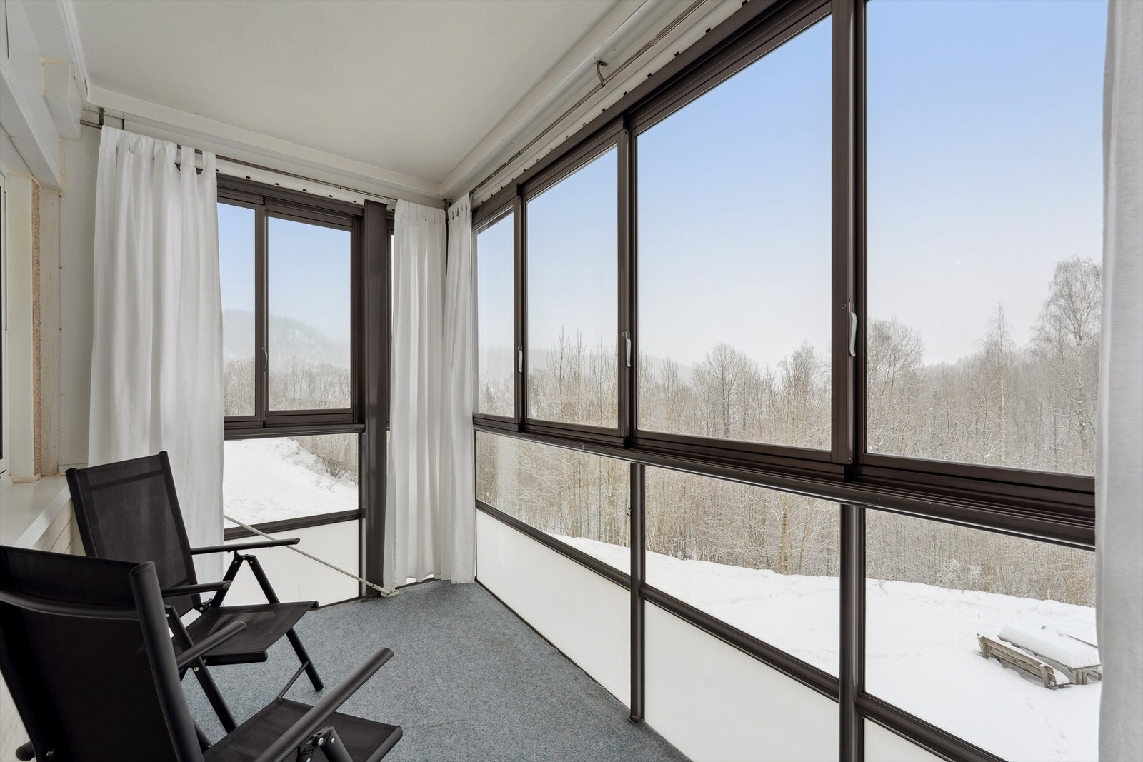 Innglasset balkong med god plass til sittegruppe. Galleribilde